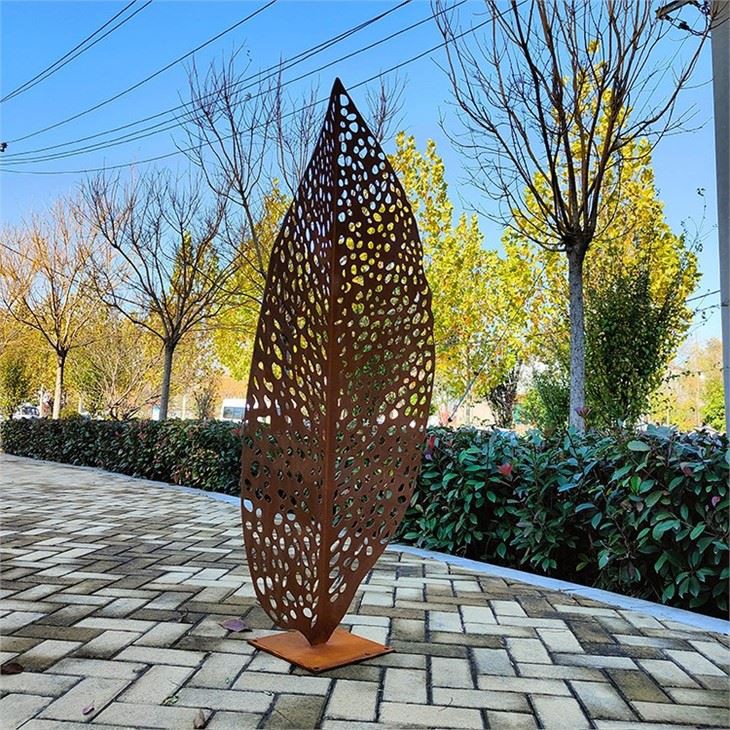 مجسمه سازی هنری برگ فولادی سفارشی