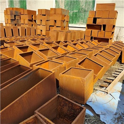 کاشت فولاد کورتن مستطیلی در فضای باز مدرن