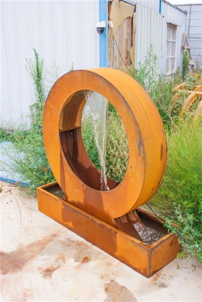Corten Steel Moon Water دارای دکوراسیون فضای باز روستایی است