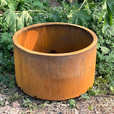 گلدان فولادی کورتن در فضای باز دایره ای