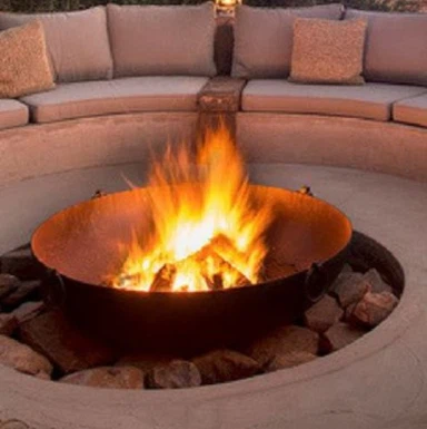 آتش گودال زنگ زده با پایه