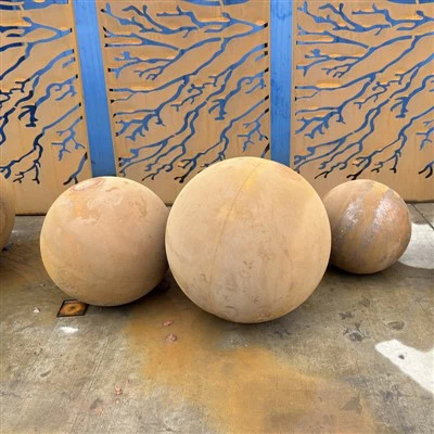 دکور باغ فلزی زنگ زده در فضای باز