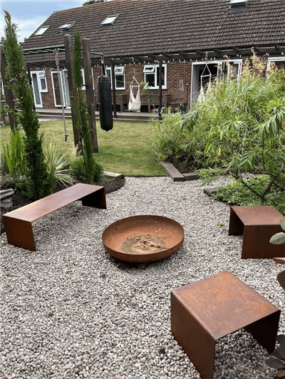 نیمکت فولادی